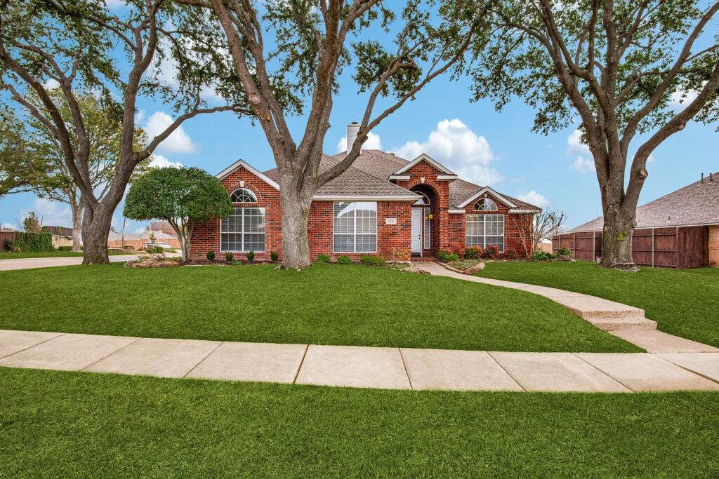 Luxe Summerfield – Dallas house with a lawn and trees